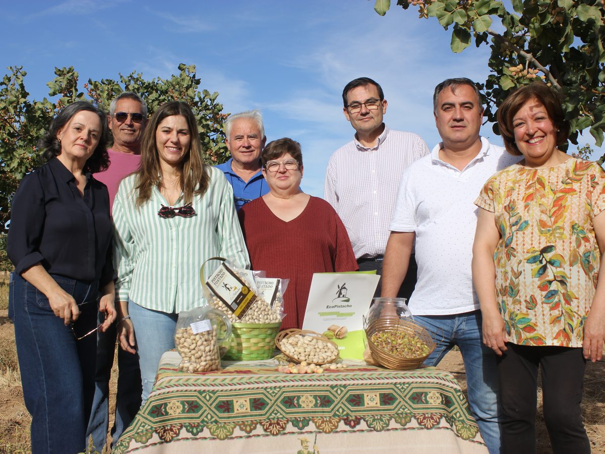 Socios de la cooperativa S.A.T. EcoPistacho en la finca de La Mancha